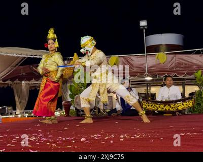 Ballerini Apsara che eseguono danze Khmer tradizionali sul M/V Jahan durante la cena, Angkor, Cambogia, Indocina, Sud-est asiatico, Asia Copyright: Michae Foto Stock