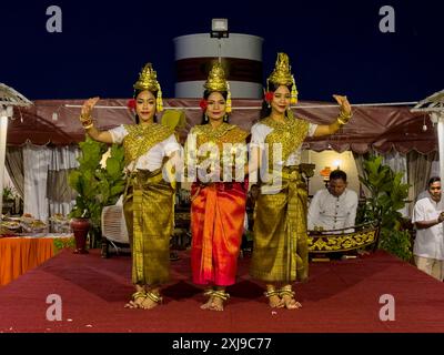 Ballerini Apsara che eseguono danze Khmer tradizionali sul M/V Jahan durante la cena, Angkor, Cambogia, Indocina, Sud-est asiatico, Asia Copyright: Michae Foto Stock