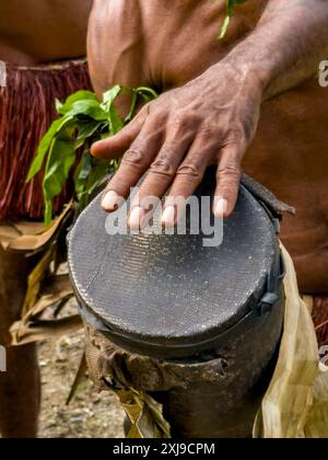 Sei diversi gruppi di guerrieri nativi, batteristi e ballerini si esibiscono a Kwato Island, Papua nuova Guinea, Pacifico Copyright: MichaelxNolan 1112-9131 Foto Stock