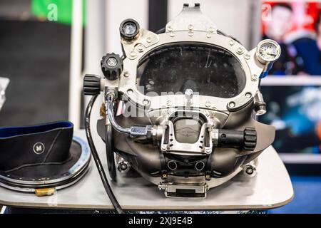 Gothenburg, Svezia - 11 febbraio 2024: Casco tecnico da immersione in mostra Foto Stock