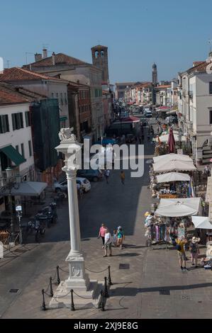 Centro storico di Chioggia, la strada principale corso del popolo con colonna Vigo. Chioggia, regione Veneto d'Italia. HOMER SYKES anni '2024 2020 Foto Stock