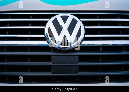 Gothenburg, Svezia - febbraio 25 2024: Logo Volkswagen sulla parte anteriore di un furgone Foto Stock