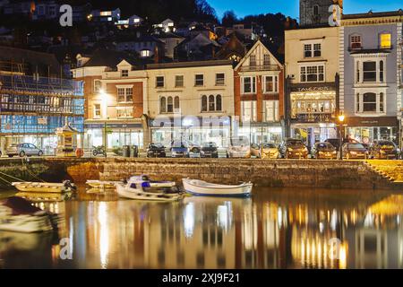 Una vista al crepuscolo degli edifici storici intorno al vecchio porto di Dartmouth, alla foce del fiume Dart, sulla costa meridionale del Devon, Inghilterra, United Ki Foto Stock