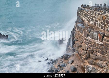 Costa serale, surf Atlantico che si schianta contro il muro del porto di Hartland Quay, Devon settentrionale, Inghilterra, Regno Unito, Europa Copyright: NigelxHic Foto Stock