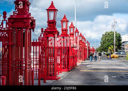 Le recinzioni di vernice rossa lungo Auckland Harbour sono una barriera funzionale e hanno un significato storico e culturale legato alla Royal New Zealand Navy Foto Stock