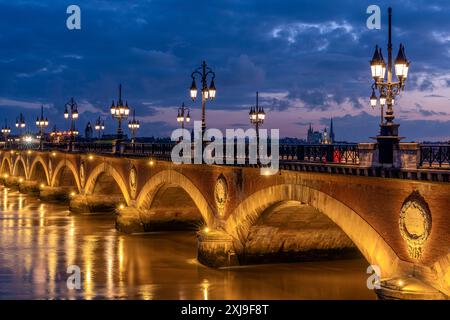 Ponte storico, Pont de Pierre sul fiume Garonna al crepuscolo dell'ora blu, Bordeaux, Gironde, Nouvelle-Aquitaine, Francia, Europa Copyright: KarenxDeaki Foto Stock