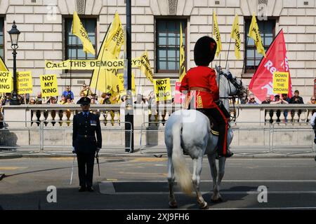 Whitehall, Londra, Regno Unito. 17 luglio 2024. L'apertura statale del Parlamento, i manifestanti repubblicani su Whitehall. Crediti: Matthew Chattle/Alamy Live News Foto Stock
