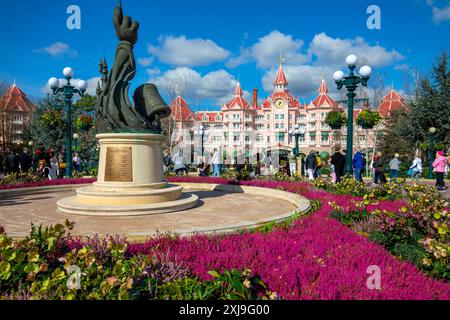 Esposizione di fiori all'ingresso di Euro Disneyland, Disneyland Hotel, Parigi, Francia, Europa Copyright: JohnxGuidi 1237-729 Foto Stock