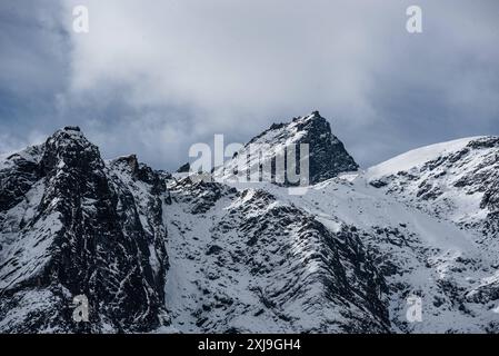 Cime innevate del trekking Langtang a Kyanjin Gompa, Himalaya, Nepal, Asia Copyright: CasparxSchlageter 1372-521 Foto Stock