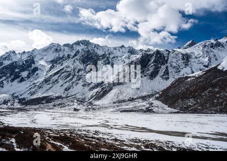 Vista sulla pianura glaciale innevata della valle invernale ad alta quota con trekking Langtang a Kyanjin Gompa, Himalaya, Nepal, Asia Copyright: CasparxSchla Foto Stock