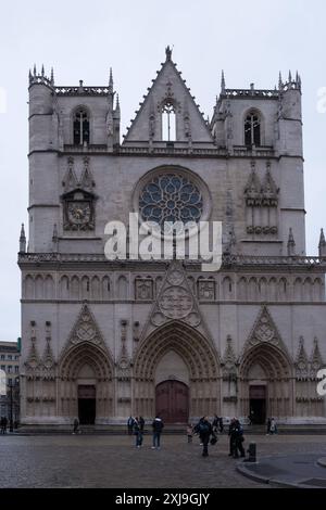 Vista della cattedrale di Lione, una chiesa cattolica romana dedicata a San Giovanni Battista, sede dell'arcivescovo di Lione, Place Saint-Jean nel centro di Lione, A. Foto Stock