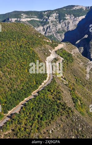 Strada che sovrasta la profonda gola del fiume Vorotan vista dalla funivia che collega il villaggio di Halidzor, provincia di Syunik, nel braccio sud-orientale Foto Stock