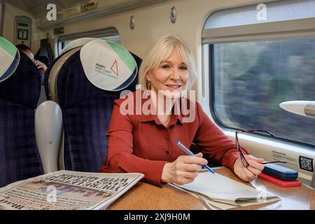 Nadine Dorries parlamentare conservatrice fino al 2023, fotografata su un treno per la sua città natale, Liverpool. Foto Stock