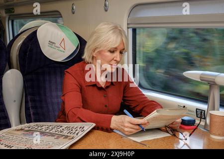 Nadine Dorries parlamentare conservatrice fino al 2023, fotografata su un treno per la sua città natale, Liverpool. Foto Stock