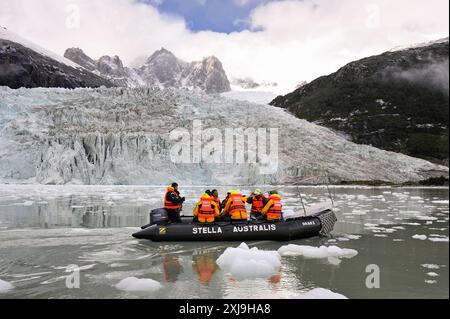 Escursione con zodiaco intorno al ghiacciaio Pia, Cordillera Darwin, ramo nord-est del canale di Beagle, Terra del fuoco, Patagonia, Cile, Sud Ame Foto Stock