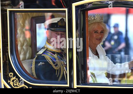 Londra, Regno Unito. 17 luglio 2024. Westminster Londra 17 luglio 2024. Re Charles lll arriva in Parlamento per tenere il suo primo discorso del re sotto il nuovo governo laburista durante l'apertura di Stato del Parlamento accompagnato dalla regina Camilla, regina consorte nel Regno Unito. Crediti: MARTIN DALTON/Alamy Live News Foto Stock