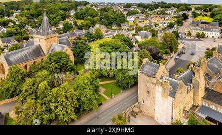 Dornoch Sutherland Scotland Castle Street e vista sul Castle Hotel sulla Cattedrale in estate Foto Stock