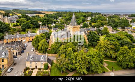 Dornoch Sutherland Scotland la cattedrale è circondata da alberi in estate e offre una vista sulle colline lontane e sul mare Foto Stock