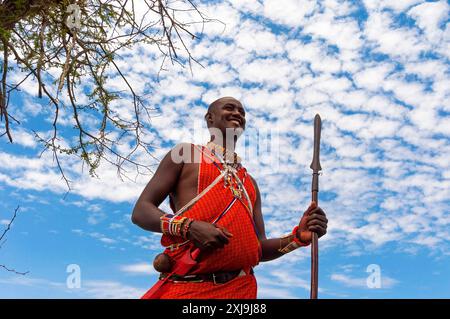 Maasai con lancia nel cespuglio, ranch Lualenyi, Mwatate, Kenya, Africa orientale, Africa Copyright: NicoxTondini 765-2498 Foto Stock