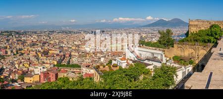 Vista elevata da Castel Sant'Elmo di Napoli e dal Vesuvio sullo sfondo, Napoli, Campania, Italia, Europa Copyright: FrankxFell 844-34894 Foto Stock