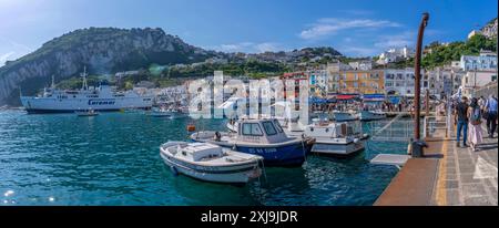 Vista delle barche a Marina grande sullo sfondo di Capri Town, Isola di Capri, Baia di Napoli, Campania, Italia, Mediterraneo, Europa Copyri Foto Stock