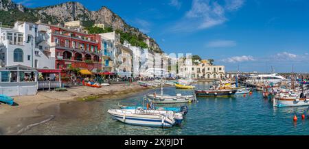 Vista delle barche a Marina grande e dei negozi e caffetterie sulla banchina, isola di Capri, baia di Napoli, Campania, Italia, Mediterraneo, Europa Copyright: FR Foto Stock