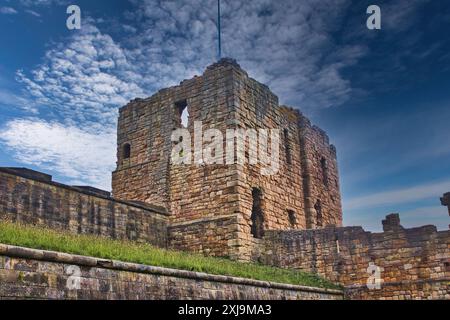 Un'antica rovina di un castello in pietra con una torre parzialmente crollata, adagiata su un cielo blu con nuvole sparse, Regno Unito, Europa Copyright: Vasilex Foto Stock