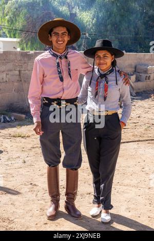 Un giovane uomo e una donna gaucho nei loro abiti tradizionali a Cachi, Argentina. Foto Stock