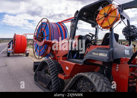 Macchinari per l'installazione di tubi protettivi in plastica per cavi in fibra ottica per Internet sotterranei nello Utah rurale. Foto Stock