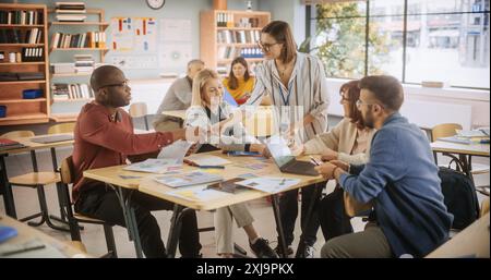 Giovani e adulti anziani multietnici diversi che hanno un divertente Quiz assegnazione di team di gioco, in corso di programma di formazione della forza lavoro per migliorare le connessioni e le relazioni tra i dipendenti Foto Stock