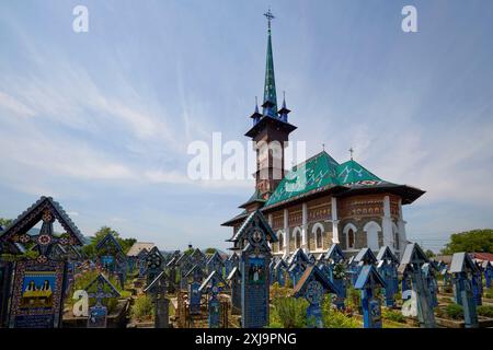 Sapanta Romania 14 luglio 2024. Il Cimitero di Vesel è un cimitero situato a Săpânta, nella contea di Maramureș, famoso per le sue croci funerarie dai colori vivaci e l'ingenuo Foto Stock