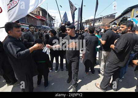 Srinagar, Jammu e Kashmir, India. 17 luglio 2024. I ragazzi sikh distribuiscono acqua tra i piangenti sciiti il decimo giorno di Ashura nel mese islamico di Muharram, a Srinagar (Credit Image: © Basit Zargar/ZUMA Press Wire) SOLO PER USO EDITORIALE! Non per USO commerciale! Foto Stock