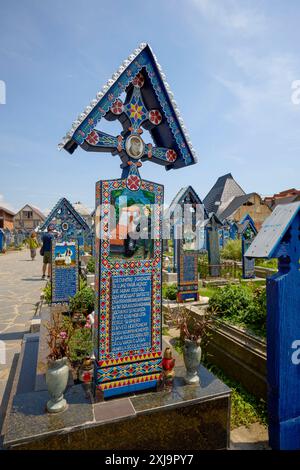 Sapanta Romania 14 luglio 2024. Il Cimitero di Vesel è un cimitero situato a Săpânta, nella contea di Maramureș, famoso per le sue croci funerarie dai colori vivaci e l'ingenuo Foto Stock