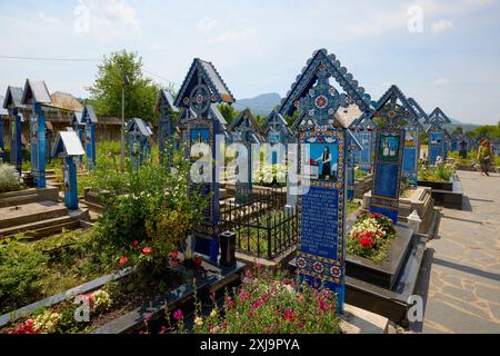 Sapanta Romania 14 luglio 2024. Il Cimitero di Vesel è un cimitero situato a Săpânta, nella contea di Maramureș, famoso per le sue croci funerarie dai colori vivaci e l'ingenuo Foto Stock