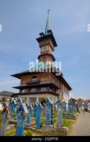 Sapanta Romania 14 luglio 2024. Il Cimitero di Vesel è un cimitero situato a Săpânta, nella contea di Maramureș, famoso per le sue croci funerarie dai colori vivaci e l'ingenuo Foto Stock