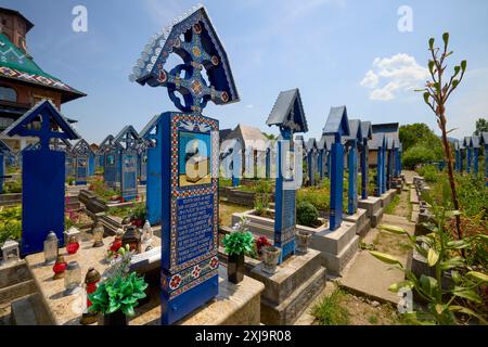 Sapanta Romania 14 luglio 2024. Il Cimitero di Vesel è un cimitero situato a Săpânta, nella contea di Maramureș, famoso per le sue croci funerarie dai colori vivaci e l'ingenuo Foto Stock