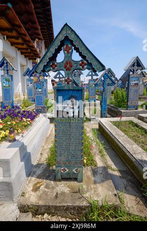 Sapanta Romania 14 luglio 2024. Il Cimitero di Vesel è un cimitero situato a Săpânta, nella contea di Maramureș, famoso per le sue croci funerarie dai colori vivaci e l'ingenuo Foto Stock