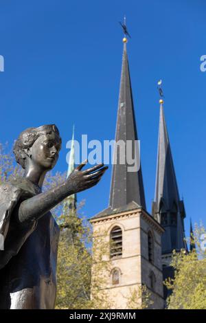 Europa, Lussemburgo, città di Lussemburgo, Monumento alla Granduchessa Carlotta con la Cattedrale di Notre-Dame Foto Stock