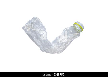 Flacone in plastica schiacciata isolato su sfondo bianco con percorso di ritaglio Foto Stock