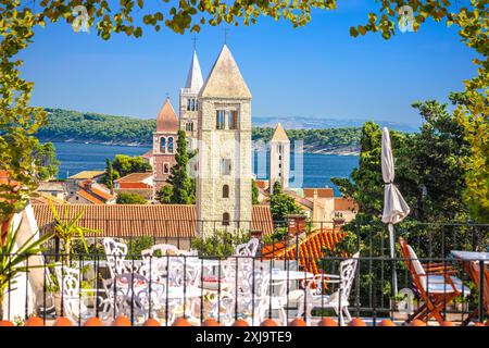 Quattro torri e vista sulla storica città di Rab, isola di Rab, arcipelago della Croazia Foto Stock