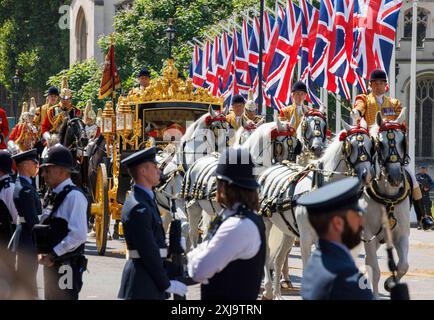 Londra, Regno Unito. 17 luglio 2024. Il re e la regina si recano in Parlamento per l'apertura statale del Parlamento, re Carlo III ha delineato i piani legislativi del governo per l'anno successivo all'apertura statale del Parlamento. Arrivando a 1.421 parole, questo è stato il più lungo discorso del monarca ad un'apertura di Stato del Parlamento in oltre 20 anni. È il primo governo laburista da 14 anni. Crediti: Karl Black/Alamy Live News Foto Stock