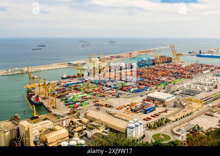 Vista del porto di Barcellona dal castello di Montjuic, antica fortezza militare sul monte Montjuic, con vista sulla città, Barcellona, Catalogna, Spagna, Euro Foto Stock
