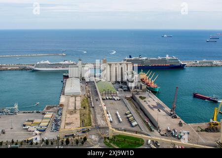Viste delle navi da crociera nel porto di Barcellona dal castello di Montjuic, vecchia fortezza militare sul monte Montjuic, che si affaccia sulla città, Barcellona e Catalo Foto Stock