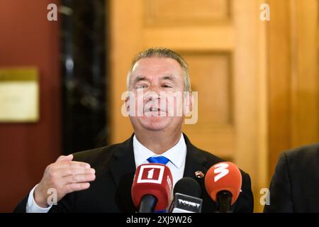 RIGA, Lettonia. 17 luglio 2024. Delegazione del Congresso DEGLI STATI UNITI, durante un'intervista con i media dopo l'incontro con Evika Silina, primo ministro della Lettonia presso il Gabinetto dei ministri. Crediti: Gints Ivuskans/Alamy Live News Foto Stock