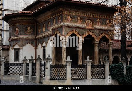 La minuscola chiesa di Stavropoleos del XVIII secolo, uno dei più bei monumenti religiosi della capitale, originariamente parte del monastero di Stavropoleos, Ol Foto Stock