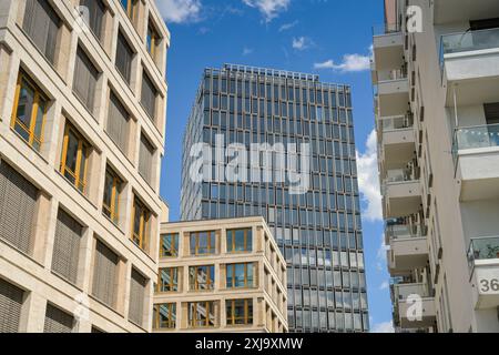 Neue Bürohäuser, Mühlenstraße, hinten Spreeturm Hochhaus am Postbahnhof, Mediaspree, Friedrichshain, Friedrichshain-Kreuzberg, Berlino, Germania Foto Stock