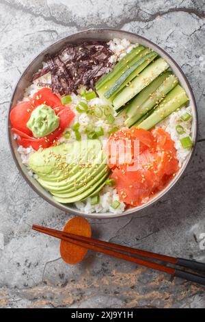 La ricetta della ciotola per il riso sushi consiste in pesce di qualità sushi, le condimenti più fresche e il soffice riso sushi per mantenere le cose sane e soddisfacente primo piano Foto Stock