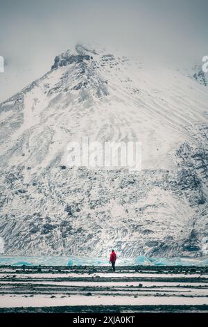 Escursionismo natura bellissimo paesaggio ghiacciaio viaggio uomo escursionista in Islanda con una montagna innevata Foto Stock