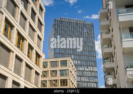 Neue Bürohäuser, Mühlenstraße, hinten Spreeturm Hochhaus am Postbahnhof, Mediaspree, Friedrichshain, Friedrichshain-Kreuzberg, Berlino, Deutschland *** nuovi edifici per uffici, Mühlenstraße, dietro il grattacielo Spreeturm a Postbahnhof, Mediaspree, Friedrichshain, Friedrichshain Kreuzberg, Berlino, Germania Foto Stock