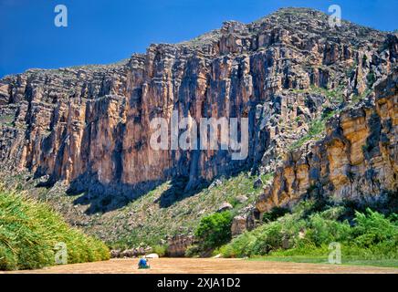 Canoisti sul Rio grande nel Bullis Canyon, i canyon inferiori del Rio grande, Texas, Stati Uniti Foto Stock